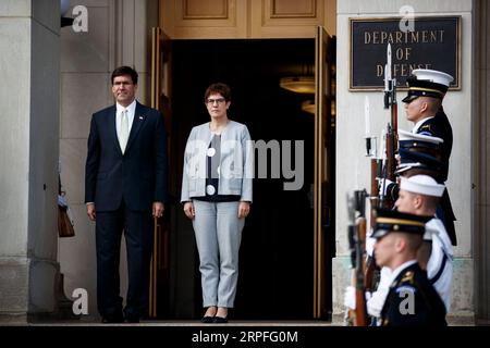 Bilder des Jahres 2019, News 09 September News Themen der Woche KW39 News Bilder des Tages 190923 -- ARLINGTON U.S., 23. September 2019 -- US-Verteidigungsminister Mark Esper L begrüßt Bundesverteidigungsministerin Annegret Kramp-Karrenbauer am 23. September 2019 im Pentagon in Arlington, Virginia, USA. Foto: /Xinhua U.S.-ARLINGTON-MARK ESPER-GERMANY-DEFENSE MINISTER-MEETING TingxShen PUBLICATIONxNOTxINxCHN Stockfoto