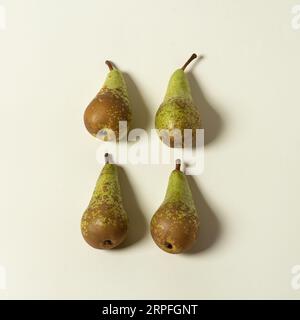 Nur wenige große, grüne Bio-Birnen auf weißem Hintergrund Stockfoto