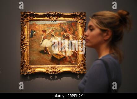 190924 -- PARIS, 24. September 2019 -- Eine Frau besucht die Ausstellung Degas in der Oper im Orsay Museum in Paris, Frankreich, 24. September 2019. Die Ausstellung dauert bis zum 19. Januar 2020. FRANCE-PARIS-ORSAY MUSEUM-AUSSTELLUNG GaoxJing PUBLICATIONxNOTxINxCHN Stockfoto