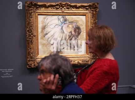 190924 -- PARIS, 24. Sept. 2019 -- Besucher besuchen die Ausstellung Degas in der Oper im Orsay Museum in Paris, Frankreich, 24. Sept. 2019. Die Ausstellung dauert bis zum 19. Januar 2020. FRANCE-PARIS-ORSAY MUSEUM-AUSSTELLUNG GaoxJing PUBLICATIONxNOTxINxCHN Stockfoto