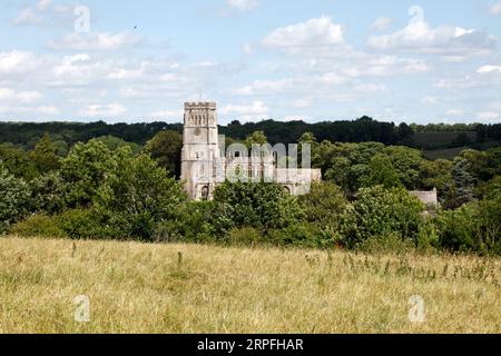 Die Pfarrkirche St. Peter & St. Paul in der Stadt Cotswold in Northleach, Gloucestershire, Großbritannien. Rote Kite fliegt am Himmel. Stockfoto