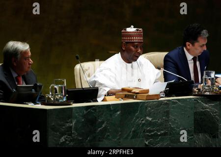 190924 -- VEREINTEN NATIONEN, 24. September 2019 -- Tijjani Muhammad-Bande C, Präsident der 74. Tagung der Generalversammlung der Vereinten Nationen, leitet die Eröffnung der Generaldebatte am 24. September 2019 im UN-Hauptquartier in New York. Die allgemeine Aussprache über die 74. Tagung der Generalversammlung der Vereinten Nationen wurde am Dienstag mit dem Thema „Galvanisierung multilateraler Bemühungen um Armutsbekämpfung, hochwertige Bildung, Klimaschutz und Integration“ eröffnet. ALLGEMEINE AUSSPRACHE DER GENERALVERSAMMLUNG DER Vereinten Nationen LixMuzi PUBLICATIONxNOTxINxCHN Stockfoto