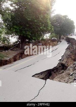 190924 -- MIRPUR, 24. Sept. 2019 -- Foto mit Handy aufgenommen zeigt eine beschädigte Straße in der Erdbebenregion im von Erdbeben betroffenen Bezirk Mirpur im pakistanischen Kaschmir am 24. Sept. 2019. Ein Erdbeben der Stärke 5,8 traf am Dienstag Teile Pakistans. STR/Xinhua PAKISTAN-ERDBEBEN JiangxChao PUBLICATIONxNOTxINxCHN Stockfoto