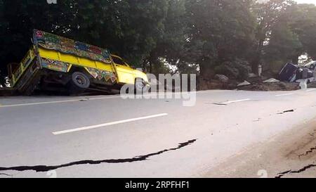 190924 -- MIRPUR, 24. Sept. 2019 -- Foto mit Handy aufgenommen zeigt eine beschädigte Straße in der Erdbebenregion im von Erdbeben betroffenen Bezirk Mirpur im pakistanischen Kaschmir am 24. Sept. 2019. Ein Erdbeben der Stärke 5,8 traf am Dienstag Teile Pakistans. STR/Xinhua PAKISTAN-ERDBEBEN JiangxChao PUBLICATIONxNOTxINxCHN Stockfoto