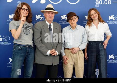 Valerie Lemercier, Vittorio Storaro, Woody Allen und Lou de Laage beim Photocall zum Kinofilm „Coup de chancet“ auf der Biennale di Venezia 2023 / 80. Internationale Filmfestspiele von Venedig im Palazzo del Casino. Venedig, 04.09.2023 Stockfoto