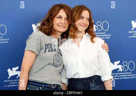 Valerie Lemercier und Lou de Laage beim Photocall zum Kinofilm 'Coup de chancet' auf der Biennale di Venezia 2023 / 80. Internationale Filmfestspiele von Venedig im Palazzo del Casino. Venedig, 04.09.2023 Stockfoto