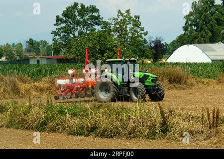 Traktor mit Düngeausrüstung steht auf dem Feld. Stockfoto