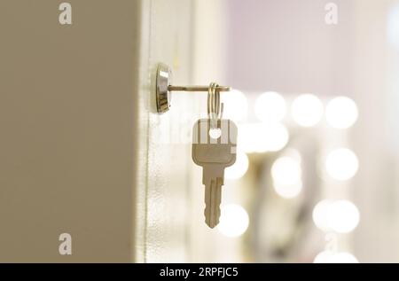 Schließfach mit Schlüssel für ein Sicherheitssystem in einer öffentlichen Einrichtung. Stockfoto