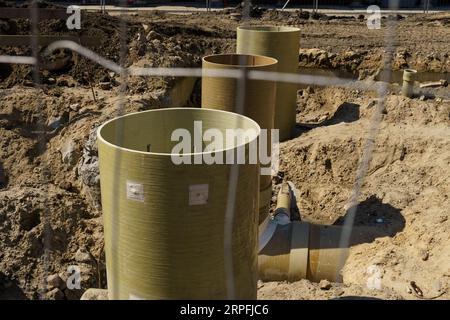 Auf der Baustelle in der Stadt wird eine Generalüberholung, der Austausch von Kommunikations- und Abwassersystemen durchgeführt. Erdarbeiten, Kommunikation Stockfoto