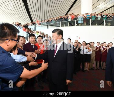 190925 -- PEKING, 25. September 2019 -- der chinesische Präsident Xi Jinping, ebenfalls Generalsekretär des Zentralkomitees der Kommunistischen Partei Chinas und Vorsitzender der Zentralen Militärkommission, trifft sich am 25. September 2019 mit Delegierten, die für den Bau und Betrieb von Flughäfen am Internationalen Flughafen Peking Daxing verantwortlich sind. Die Betriebszeremonie des Flughafens fand am Mittwochmorgen in Peking statt. XI nahm an der Zeremonie Teil, gab die offizielle Eröffnung des Flughafens bekannt und inspizierte die Plattformen und die Check-in-Halle des Flughafens. CHINA-PEKING-XI JINPING-NEW AIRPORT-OPEN CN XIEXHUANCHI Stockfoto