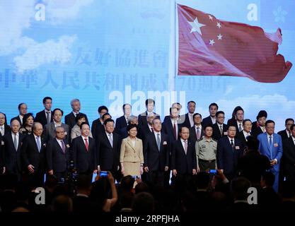 190925 -- HONGKONG, 25. September 2019 -- Carrie Lam, Chief Executive der Sonderverwaltungsregion Hongkong in China, posiert für Fotos mit Gästen bei einem Empfang der Friends of Hong Kong Association anlässlich des 70. Jahrestages der Gründung der Volksrepublik China in Hongkong, Südchina, September 25, 2019. UM Hongkong ANZUSCHLIESSEN, sollte man sich an ein Land halten, an zwei Systemprinzipien in sozialen Streitigkeiten: chief Executive CHINA-HONG KONG-CARRIE Lam-FRIENDS OF HONG KONG ASSOCIATION-RECEPTION CN WangxShen PUBLICATIONxNOTxINxCHN Stockfoto