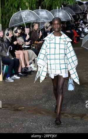 190925 -- PARIS, 25. September 2019 Xinhua -- Ein Modell präsentiert eine Kreation aus der Lanvin Spring/Summer 2020 Damenkollektion während der Paris Fashion Week in Paris, Frankreich, am 25. September 2019. Foto von Piero Biasion/Xinhua FRANCE-PARIS-FASHION WEEK-LANVIN PUBLICATIONxNOTxINxCHN Stockfoto