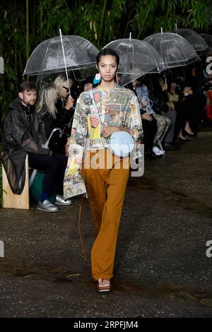 190925 -- PARIS, 25. September 2019 Xinhua -- Ein Modell präsentiert eine Kreation aus der Lanvin Spring/Summer 2020 Damenkollektion während der Paris Fashion Week in Paris, Frankreich, am 25. September 2019. Foto von Piero Biasion/Xinhua FRANCE-PARIS-FASHION WEEK-LANVIN PUBLICATIONxNOTxINxCHN Stockfoto