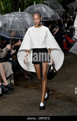 190925 -- PARIS, 25. September 2019 Xinhua -- Ein Modell präsentiert eine Kreation aus der Lanvin Spring/Summer 2020 Damenkollektion während der Paris Fashion Week in Paris, Frankreich, am 25. September 2019. Foto von Piero Biasion/Xinhua FRANCE-PARIS-FASHION WEEK-LANVIN PUBLICATIONxNOTxINxCHN Stockfoto