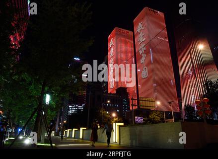 190926 -- PEKING, 26. September 2019 -- Foto aufgenommen am 25. September 2019 zeigt eine Lichtshow zum 70. Jahrestag der Gründung der Volksrepublik China im zentralen Geschäftsviertel von Peking, der Hauptstadt Chinas. CHINA-BEIJING-LIGHT SHOW-CELEBRATION CN WUXWEI PUBLICATIONXNOTXINXCHN Stockfoto