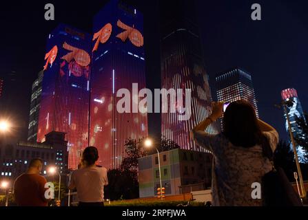 190926 -- PEKING, 26. September 2019 -- Foto aufgenommen am 25. September 2019 zeigt eine Lichtshow zum 70. Jahrestag der Gründung der Volksrepublik China im zentralen Geschäftsviertel von Peking, der Hauptstadt Chinas. CHINA-BEIJING-LIGHT SHOW-CELEBRATION CN WUXWEI PUBLICATIONXNOTXINXCHN Stockfoto