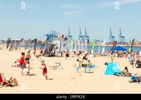 Danzig Strand Sommergäste, die sich in Plaża Stogi Gdańsk oder Stogy Plaza sonnen, Danzig, Polen, Europa, EU Stockfoto