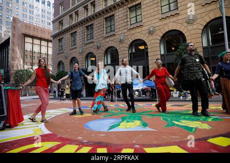 190926 -- SAN FRANCISCO, 26. September 2019 -- Menschen nehmen an einer Bodenmalerei zum Thema Umweltschutz in der Montgomery Street in San Francisco, USA, 25. September 2019 Teil. Insgesamt 13 Bodenbilder zum Thema Umweltschutz wurden am Mittwoch in San Francisco geschaffen, um die Verringerung des Verbrauchs fossiler Brennstoffe und Investitionen in grüne Energie zu fordern. Foto von Xinhua/ U.S.-SAN FRANCISCO-GROUND PAINTING-ENVIRONMENTAL PROTECTION LixJianguo PUBLICATIONxNOTxINxCHN Stockfoto