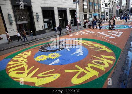 190926 -- SAN FRANCISCO, 26. September 2019 -- Menschen schauen sich die Bodenmalereien zum Thema Umweltschutz in der Montgomery Street in San Francisco, USA, 25. September 2019 an. Insgesamt 13 Bodenbilder zum Thema Umweltschutz wurden am Mittwoch in San Francisco geschaffen, um die Verringerung des Verbrauchs fossiler Brennstoffe und Investitionen in grüne Energie zu fordern. Foto von Xinhua/ U.S.-SAN FRANCISCO-GROUND PAINTING-ENVIRONMENTAL PROTECTION LixJianguo PUBLICATIONxNOTxINxCHN Stockfoto