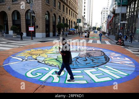 190926 -- SAN FRANCISCO, 26. September 2019 -- Menschen gehen an den Bodenmalereien vorbei, die zum Thema Umweltschutz in der Montgomery Street in San Francisco, USA, 25. September 2019, thematisiert wurden. Insgesamt 13 Bodenbilder zum Thema Umweltschutz wurden am Mittwoch in San Francisco geschaffen, um die Verringerung des Verbrauchs fossiler Brennstoffe und Investitionen in grüne Energie zu fordern. Foto von Xinhua/ U.S.-SAN FRANCISCO-GROUND PAINTING-ENVIRONMENTAL PROTECTION LixJianguo PUBLICATIONxNOTxINxCHN Stockfoto