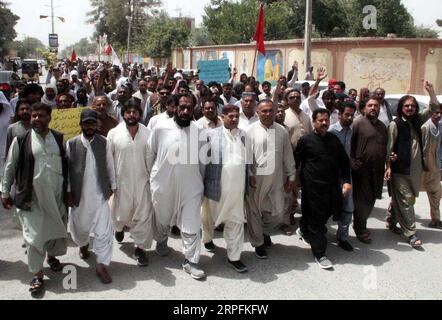 Mitglieder der Metropolitan Corporation Tanzeemi Ittehad veranstalten am Montag, den 4. September 2023, in der Anscomb Road in Quetta eine Protestkundgebung gegen die Nichtzahlung ihrer Gehälter. Stockfoto