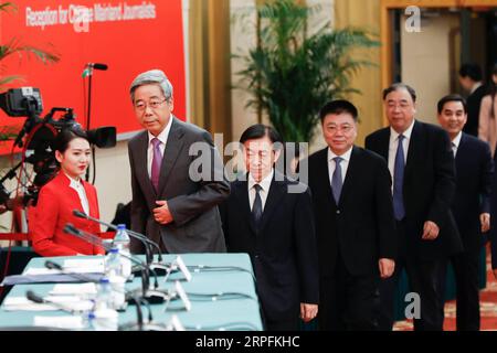 190926 -- PEKING, 26. September 2019 -- Chinas Bildungsminister Chen Baosheng, Minister für zivile Angelegenheiten Huang Shuxian, Minister für Humanressourcen und soziale Sicherheit Zhang Jinan, Wang Menghui, Minister für Wohnungswesen und städtische und ländliche Entwicklung, und Ma Xiaowei, Leiter der Nationalen Gesundheitskommission Chinas, nehmen an einer Pressekonferenz über die Bemühungen Chinas Teil, den Wünschen der Menschen nach einem besseren Leben gerecht zu werden und ihre Lebensgrundlage durch die Entwicklung in Peking, der Hauptstadt Chinas, zu sichern und zu verbessern. 26. September 2019. Das Pressezentrum zur Feier des 70. Jahrestages der Gründung der People s Re Stockfoto