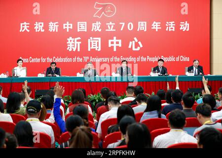 190926 -- PEKING, 26. September 2019 -- Chinas Bildungsminister Chen Baosheng, Minister für zivile Angelegenheiten Huang Shuxian, Minister für Humanressourcen und soziale Sicherheit Zhang Jinan, Wang Menghui, Minister für Wohnungswesen und städtische und ländliche Entwicklung, und Ma Xiaowei, Leiter der Nationalen Gesundheitskommission Chinas, nehmen an einer Pressekonferenz über die Bemühungen Chinas Teil, den Wünschen der Menschen nach einem besseren Leben gerecht zu werden und ihre Lebensgrundlage durch die Entwicklung in Peking, der Hauptstadt Chinas, zu sichern und zu verbessern. 26. September 2019. Das Pressezentrum zur Feier des 70. Jahrestages der Gründung der People s Re Stockfoto