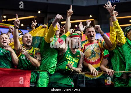 Manila, Philippinen. September 2023. Fans Litauens feiern nach der zweiten Runde der FIBA Basketball World Cup 2023 zwischen den USA und Litauen in der Mall of Asia Arena-Manila. Endstand: Litauen 110:104 Vereinigte Staaten. (Foto: Nicholas Muller/SOPA IMAGES/SIPA USA) Credit: SIPA USA/Alamy Live News Stockfoto