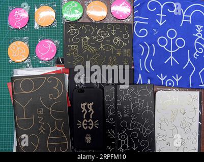 190927 -- PEKING, 27. September 2019 -- Oracle Bone Script Werke, entworfen von Chen Nan, werden in seinem Studio in der Tsinghua Universität in Peking, Hauptstadt von China, gezeigt, 24. September 2019. Mit einer Geschichte von mehr als 3.000 Jahren hat oracle Bone Script, die frühesten chinesischen Schreibinschriften, die auf Schildkrötenschalen und Tierscapulas gemeißelt wurden, dank der Bemühungen von Chen Nan moderne Bedeutungen mit einer neuen Reihe von Emojis erhalten. Chen, ein Professor an der Akademie der Künste und des Designs der Tsinghua Universität, widmet sich seit 1999 dem Studium und dem Design von oracle Bone Script. Bis jetzt, Chen Stockfoto
