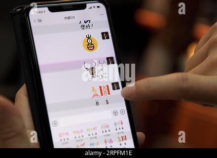 190927 -- PEKING, 27. September 2019 -- Chen Nan zeigt animierte Emojis zu oracle Bone-Skript per Telefon in seinem Studio in der Tsinghua-Universität in Peking, Hauptstadt von China, 24. September 2019. Mit einer Geschichte von mehr als 3.000 Jahren hat oracle Bone Script, die frühesten chinesischen Schreibinschriften, die auf Schildkrötenschalen und Tierscapulas gemeißelt wurden, dank der Bemühungen von Chen Nan moderne Bedeutungen mit einer neuen Reihe von Emojis erhalten. Chen, ein Professor an der Akademie der Künste und des Designs der Tsinghua Universität, widmet sich seit 1999 dem Studium und dem Design von oracle Bone Script. Also fa Stockfoto