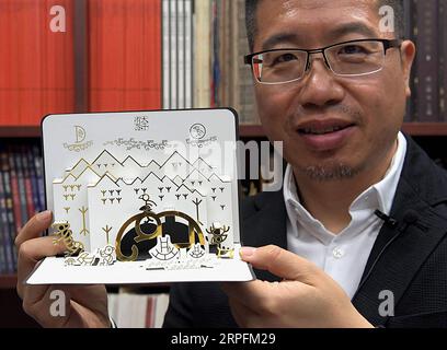 190927 -- PEKING, 27. September 2019 -- Chen Nan zeigt in seinem Atelier an der Tsinghua University in Peking, der Hauptstadt Chinas, am 24. September 2019 eine Grußkarte mit einem entworfenen oracle Bone-Skript. Mit einer Geschichte von mehr als 3.000 Jahren hat oracle Bone Script, die frühesten chinesischen Schreibinschriften, die auf Schildkrötenschalen und Tierscapulas gemeißelt wurden, dank der Bemühungen von Chen Nan moderne Bedeutungen mit einer neuen Reihe von Emojis erhalten. Chen, ein Professor an der Akademie der Künste und des Designs der Tsinghua Universität, widmet sich seit 1999 dem Studium und dem Design von oracle Bone Script. Bis jetzt Stockfoto