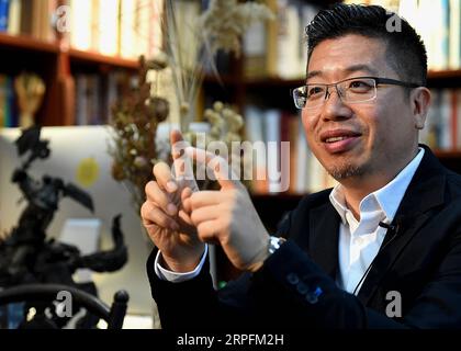 190927 -- PEKING, 27. September 2019 -- Chen Nan erläutert in seinem Atelier an der Tsinghua University in Peking, Hauptstadt Chinas, den Designprozess von oracle Bone-Skriptmemes für Medien, 24. September 2019. Mit einer Geschichte von mehr als 3.000 Jahren hat oracle Bone Script, die frühesten chinesischen Schreibinschriften, die auf Schildkrötenschalen und Tierscapulas gemeißelt wurden, dank der Bemühungen von Chen Nan moderne Bedeutungen mit einer neuen Reihe von Emojis erhalten. Chen, ein Professor an der Akademie der Künste und des Designs der Tsinghua Universität, widmet sich seit 19 dem Studium und dem Entwerfen von oracle Bone Script Stockfoto