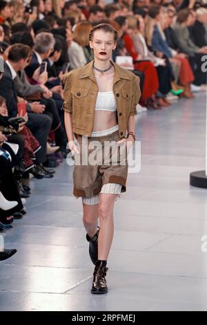 190927 -- PARIS, 27. September 2019 Xinhua -- Ein Modell präsentiert eine Kreation von Chloe auf seiner Frühjahr/Sommer 2020 Frauen Ready-to-Wear Kollektion Show während der Paris Fashion Week in Paris, Frankreich, 26. September 2019. Foto von Piero Biasion/Xinhua FRANCE-PARIS-FASHION WEEK-CHLOE PUBLICATIONxNOTxINxCHN Stockfoto