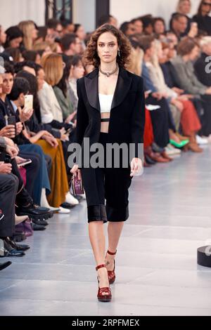 190927 -- PARIS, 27. September 2019 Xinhua -- Ein Modell präsentiert eine Kreation von Chloe auf seiner Frühjahr/Sommer 2020 Frauen Ready-to-Wear Kollektion Show während der Paris Fashion Week in Paris, Frankreich, 26. September 2019. Foto von Piero Biasion/Xinhua FRANCE-PARIS-FASHION WEEK-CHLOE PUBLICATIONxNOTxINxCHN Stockfoto