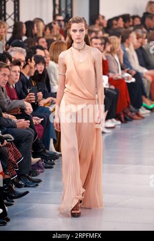 190927 -- PARIS, 27. September 2019 Xinhua -- Ein Modell präsentiert eine Kreation von Chloe auf seiner Frühjahr/Sommer 2020 Frauen Ready-to-Wear Kollektion Show während der Paris Fashion Week in Paris, Frankreich, 26. September 2019. Foto von Piero Biasion/Xinhua FRANCE-PARIS-FASHION WEEK-CHLOE PUBLICATIONxNOTxINxCHN Stockfoto