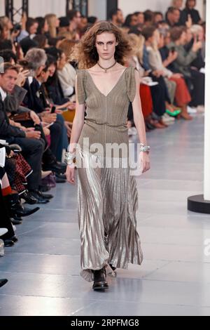 190927 -- PARIS, 27. September 2019 Xinhua -- Ein Modell präsentiert eine Kreation von Chloe auf seiner Frühjahr/Sommer 2020 Frauen Ready-to-Wear Kollektion Show während der Paris Fashion Week in Paris, Frankreich, 26. September 2019. Foto von Piero Biasion/Xinhua FRANCE-PARIS-FASHION WEEK-CHLOE PUBLICATIONxNOTxINxCHN Stockfoto