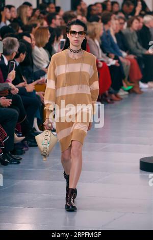 190927 -- PARIS, 27. September 2019 Xinhua -- Ein Modell präsentiert eine Kreation von Chloe auf seiner Frühjahr/Sommer 2020 Frauen Ready-to-Wear Kollektion Show während der Paris Fashion Week in Paris, Frankreich, 26. September 2019. Foto von Piero Biasion/Xinhua FRANCE-PARIS-FASHION WEEK-CHLOE PUBLICATIONxNOTxINxCHN Stockfoto