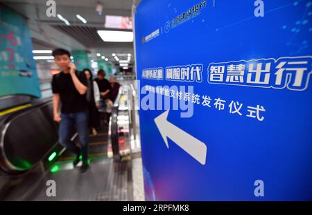 190927 -- ZHENGZHOU, 27. September 2019 -- Passagiere werden an der Zijingshan U-Bahn-Station in Zhengzhou, zentralchinesische Provinz Henan, 27. September 2019 gesehen. Am Freitag wurde in der Linie 1 und in der ersten Phase der Linie 14 der Zhengzhou Subway ein Zahlungssystem zur Gesichtserkennung eingesetzt. CHINA-HENAN-ZHENGZHOU-U-BAHN-GESICHTSERKENNUNG ZAHLUNG LIXJIANAN PUBLICATIONXNOTXINXCHN Stockfoto