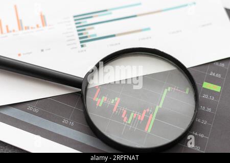 Steigende Kurve mit Kurstabellen und Kalkulator als Symbol für steigende Aktienkurse. Stockfoto