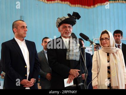 Bilder des Jahres 2019, News 09 September News Themen der Woche KW39 News Bilder des Tages 190928 -- KABUL, 28. September 2019 Xinhua -- der afghanische Präsident und Präsidentschaftskandidat Mohammad Ashraf Ghani spricht, nachdem er während der Präsidentschaftswahlen in Kabul, der Hauptstadt Afghanistans, am 28. September 2019 in einem Wahlzentrum Wahlen abgehalten hat. Am Samstag fand in Afghanistan die Präsidentschaftswahl statt. Xinhua/Rahmatullah Alizadah AFGHANISTAN-KABUL-PUBLICATIONxNOTxINxCHN zur PRÄSIDENTSCHAFTSWAHL Stockfoto