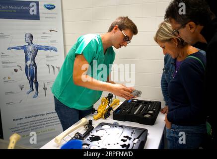 190928 -- PRAG, 28. September 2019 Xinhua -- Ein Student stellt den Besuchern orthopädische Surrogate während der Veranstaltung Night of Scientists an der Karlsuniversität in Prag, Tschechische Republik, 27. September 2019 vor. Mehr als 60 wissenschaftliche Einrichtungen und Universitäten in der Tschechischen Republik wurden während der Veranstaltung am Freitagabend für Besucher geöffnet. Foto von Dana Kesnerova/Xinhua TSCHECHISCHE REPUBLIK-PRAG-NACHT DER WISSENSCHAFTLER PUBLICATIONxNOTxINxCHN Stockfoto