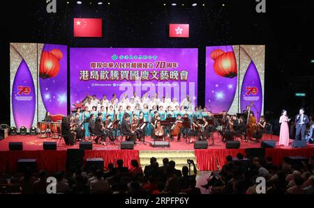 190928 -- HONGKONG, 28. September 2019 -- Künstler treten auf der Bühne während einer Gala anlässlich des 70. Jahrestages der Gründung der Volksrepublik China VR China in Hongkong, Südchina, 28. September 2019 auf. CHINA-HONG KONG-70 JAHRE-GALA CN WUXXIAOCHU PUBLICATIONXNOTXINXCHN Stockfoto