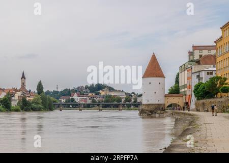 Passau, Deutschland - 21. Juli 2023: Panoramaaussicht Schaibling Tower und Promenade am Inn, Passau, Niederbayern, Deutschland Stockfoto