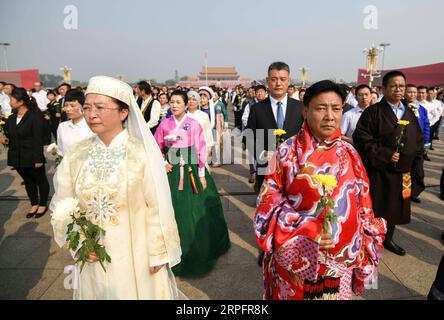 190930 -- PEKING, 30. September 2019 -- am 30. September 2019 findet auf dem Tian-Anmen-Platz in Peking, der Hauptstadt Chinas, Eine Zeremonie statt, bei der verstorbene nationale Helden mit Blumenkörben ausgezeichnet werden. CHINA-PEKING-MÄRTYRER-TAG-ZEREMONIE CN YINXBOGU PUBLICATIONXNOTXINXCHN Stockfoto