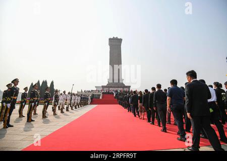 190930 -- PEKING, 30. September 2019 -- am 30. September 2019 findet auf dem Tian-Anmen-Platz in Peking, der Hauptstadt Chinas, Eine Zeremonie statt, bei der verstorbene nationale Helden mit Blumenkörben ausgezeichnet werden. CHINA-PEKING-MÄRTYRER-TAG-ZEREMONIE CN YINXBOGU PUBLICATIONXNOTXINXCHN Stockfoto