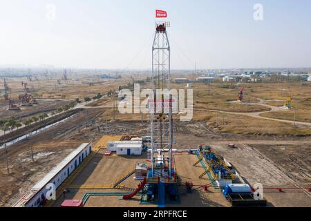 190930 -- DAQING, 30. September 2019 -- Luftaufnahme vom 28. September 2019 zeigt den Derrick auf einem Gasbohrbrunnen bei Daqing Oilfield in Daqing, Provinz Heilongjiang im Nordosten Chinas. Daqing Oilfield, entdeckt am 26. September 1959, ist das größte Ölfeld, das von PetroChina betrieben wird und auch die größte Ölförderbasis des Landes ist. Das Ölfeld, auf das einst mehr als die Hälfte der gesamten Rohölproduktion Chinas entfiel, hatte eine jährliche Rohölproduktion von über 50 Millionen Tonnen in 27 aufeinanderfolgenden Jahren und von über 40 Millionen Tonnen in 12 aufeinanderfolgenden Jahren. Die jährliche Erdöl- und Erdgasproduktion liegt nach wie vor bei über 40 Millionen Stockfoto