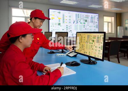 190930 -- DAQING, 30. September 2019 -- Mitarbeiter arbeiten im Daqing Oilfield in Daqing, nordöstliche chinesische Provinz Heilongjiang, 28. September 2019. Daqing Oilfield, entdeckt am 26. September 1959, ist das größte Ölfeld, das von PetroChina betrieben wird und auch die größte Ölförderbasis des Landes ist. Das Ölfeld, auf das einst mehr als die Hälfte der gesamten Rohölproduktion Chinas entfiel, hatte eine jährliche Rohölproduktion von über 50 Millionen Tonnen in 27 aufeinanderfolgenden Jahren und von über 40 Millionen Tonnen in 12 aufeinanderfolgenden Jahren. Die jährliche Erdöl- und Erdgasproduktion liegt nach wie vor bei über 40 Millionen Tonnen Öläquivalent, wobei die nachgewiesene Ölrückgewinnung noch nicht erreicht ist Stockfoto