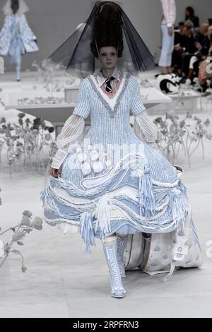 190930 -- PARIS, 30. September 2019 -- Ein Modell präsentiert Kreationen von Thom Browne im Rahmen der Spring/Summer 2020 Women's Ready-to-Wear Collection Show während der Paris Fashion Week in Paris, Frankreich, 29. September 2019. Foto von Piero Biasion/Xinhua FRANCE-PARIS-FASHION WEEK-THOM BROWNE PixYeluobiyaxiweng PUBLICATIONxNOTxINxCHN Stockfoto