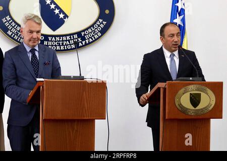 190930 -- SARAJEVO, 30. September 2019 Xinhua -- der finnische Außenminister Pekka Haavisto L spricht mit dem Außenminister Bosnien und Herzegowinas Igor Crnadak in Sarajevo, Bosnien und Herzegowina, 30. September 2019, vor den Medien. Der Besuch des finnischen Außenministers Pekka Haavisto brachte am Montag seine Unterstützung für sein Land hier zum Ausdruck, um Bosnien und Herzegowina auf seinem Weg zur EU-Mitgliedschaft zu unterstützen. Foto von Nedim Grabovica/Xinhua BOSNIEN UND HERZEGOWINA-SARAJEVO-FINNISCH FM-VISIT PUBLICATIONxNOTxINxCHN Stockfoto