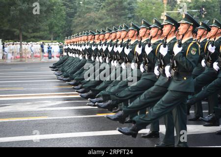 191001 -- PEKING, 1. Oktober 2019 -- Truppen bereiten sich auf die Militärparade vor, die den 70. Jahrestag der Gründung der Volksrepublik China (VR China) in Peking, der Hauptstadt Chinas, am 1. Oktober 2019 feiert. PRC70YearsCHINA-BEIJING-NATIONAL DAY-CELEBRATIONS-VORBEREITUNG CN FanxPeishen PUBLICATIONxNOTxINxCHN Stockfoto